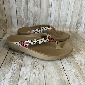 OOFOS OOlala Women’s Limited Edition Size 6 Leopard and Floral Thong Sandals